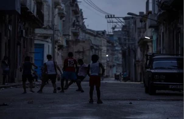 انهيار كامل لشبكة الكهرباء في كوبا يغرق البلاد في الظلام