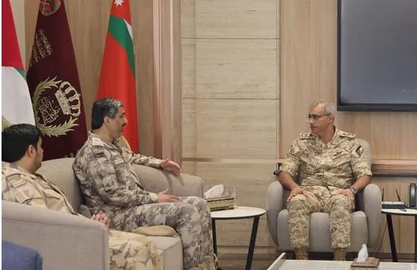 الحراسيس يبحث مع قائد القوات البرية القطرية تعزيز التعاون العسكري