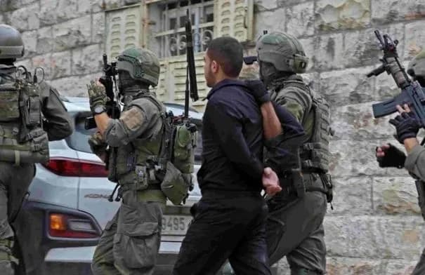 الاحتلال يشن حملة اعتقالات واسعة في الضفة الغربية ويواصل هدم المنازل
