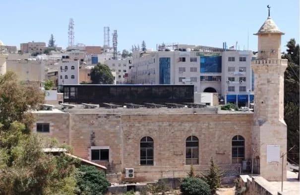 الأمين العام لأوقاف الأردن يتفقد أعمال ترميم المسجد الهاشمي في جرش