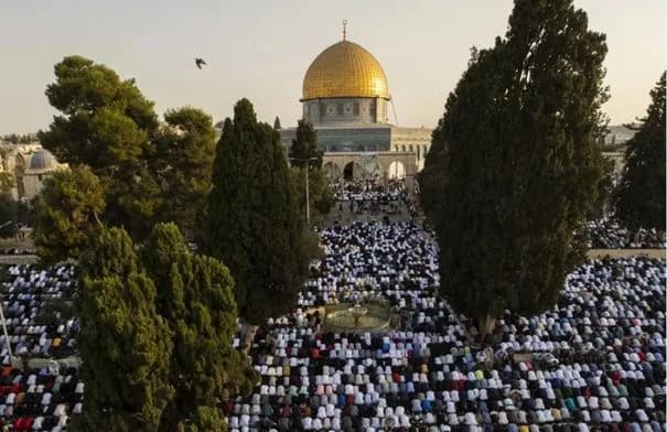 عشرات الآلاف يصلّون الجمعة في الأقصى رغم الحصار الإسرائيلي