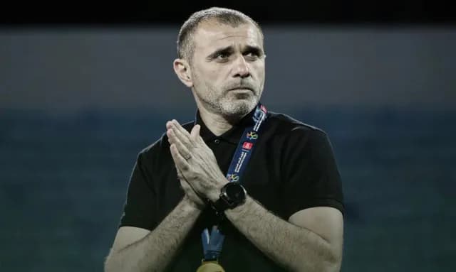 الحسين إربد يعلن إقالة المدرب أحمد هايل من قيادة الفريق
