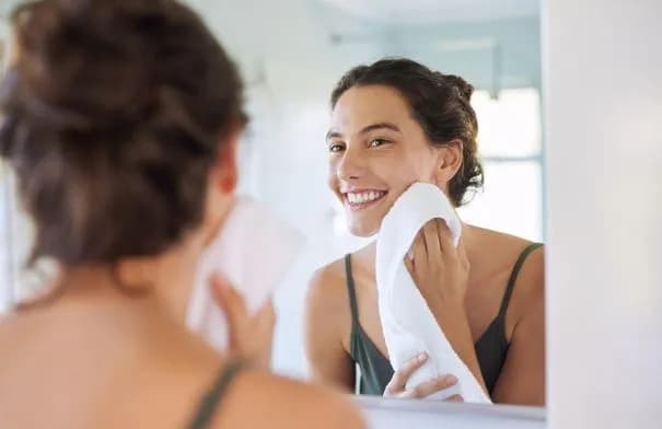 تحذير طبي من مخاطر منشفة الوجه التقليدية على صحة البشرة
