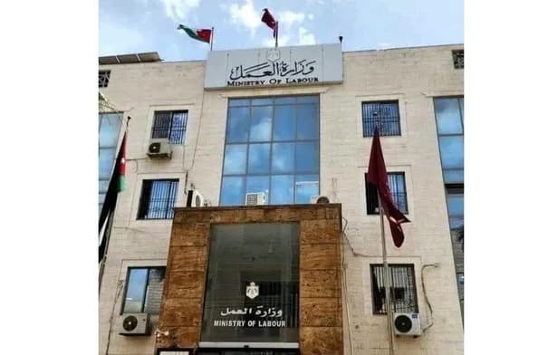 العمل تحذر أصحاب العمل: غرامة لا تقل عن 800 دينار عن كل عامل مخالف