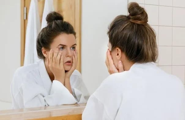 خبراء يحذرون من عادات يومية تسبب انتفاخ الوجه صباحًا