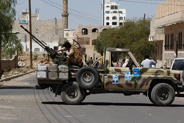 الحوثيون يهاجمون قاعدة جوية سعودية والدفاع المدني يرفع التأهب في خميس مشيط