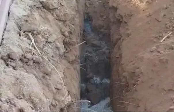 حملة رقابية تكشف تفريغ مياه عادمة في شبكة صرف القسطل