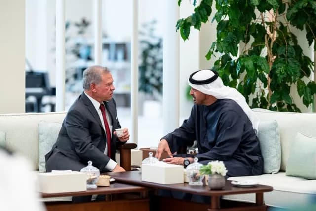 الملك عبدالله الثاني ومحمد بن زايد يبحثان في أبوظبي توسيع التعاون الاقتصادي والتجاري والتنموي