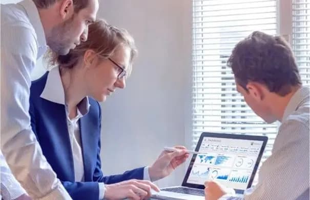 التقنيات الذكية تعزز الكفاءة التشغيلية في المنشآت الصناعية واللوجستية
