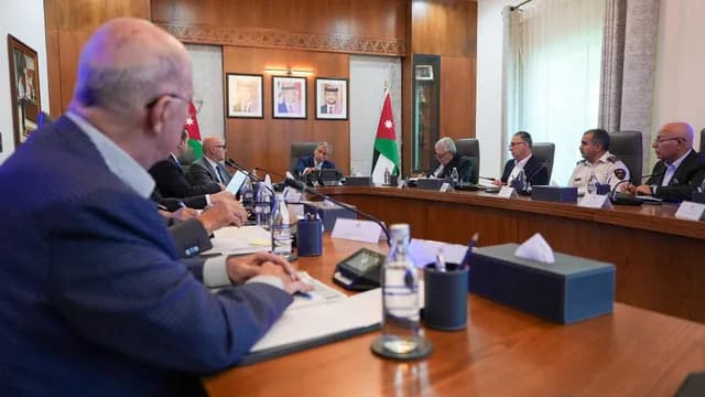 حسان يبحث مع مسؤولين وممثلين عن القطاع الخاص استدامة سلاسل التوريد في العقبة والمعابر