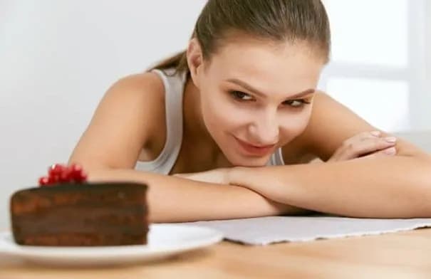 لماذا نشتهي الحلويات بعد العشاء؟ ثلاثة أسباب رئيسية