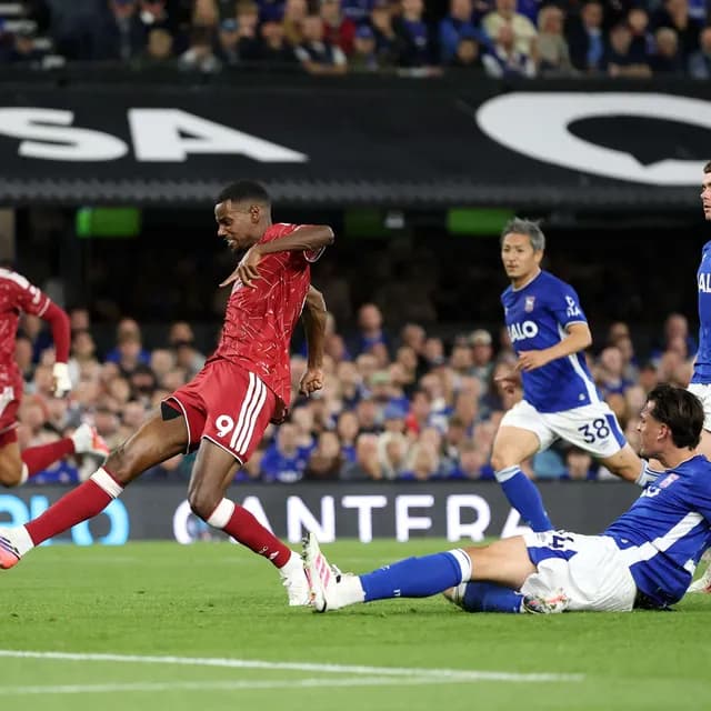 إيزاك يقود ليفربول لفوز ثمين على إيبسويتش في الدوري الإنجليزي