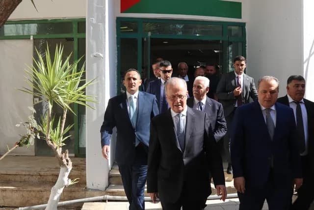 رئيس الوزراء الفلسطيني يثمن دعم الأردن ويزور المستشفى الميداني في نابلس