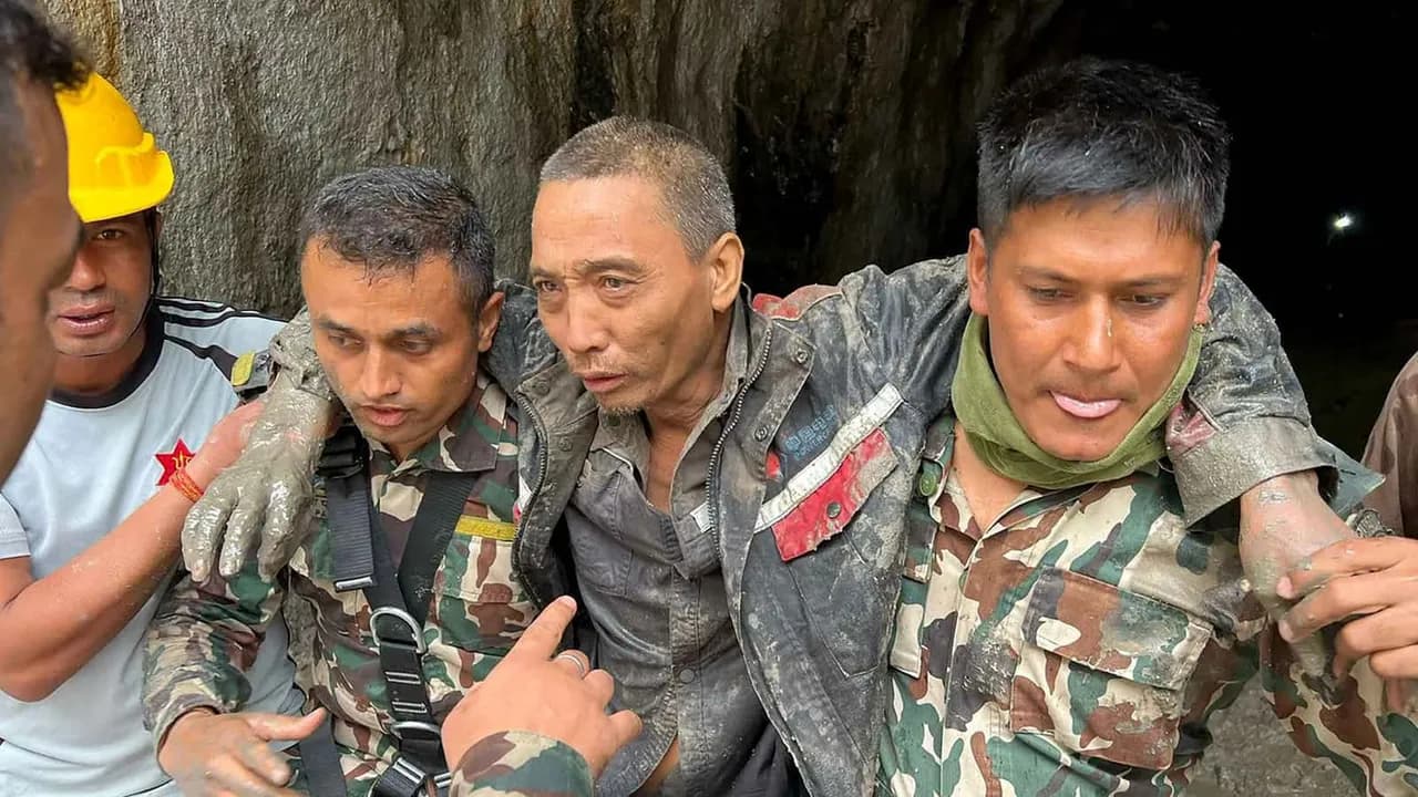 إنقاذ مواطن صيني حيًا بعد 10 أيام من احتجازه في نفق بنيبال