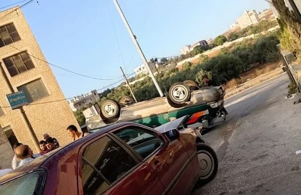 انقلاب حافلة متوسطة على دوار سما الروسان في بني كنانة دون إصابات