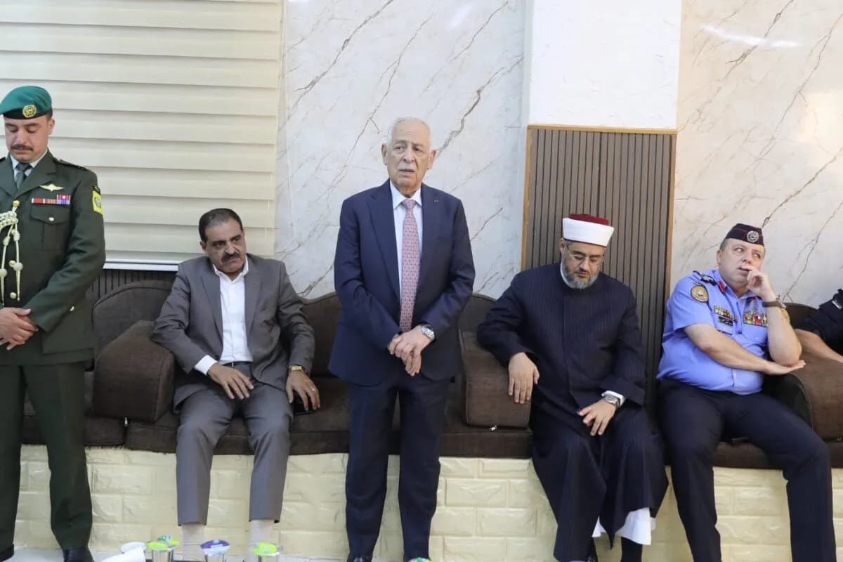 العيسوي ينقل تعازي الملك وولي العهد لعائلتي نقرش والغنميين