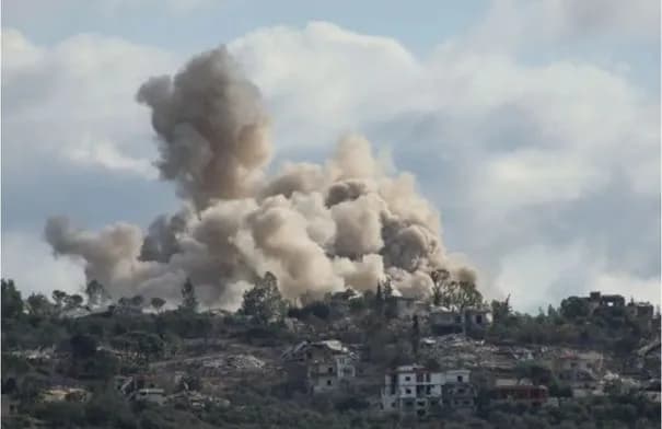 جيش الاحتلال يقصف مواقع لحزب الله جنوب لبنان ردًا على مسيّرة مفخخة