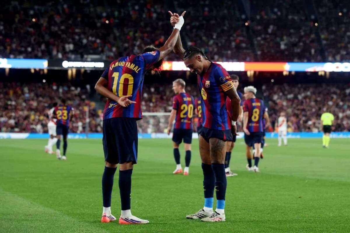 رافينيا يوقع هاتريك ويقود برشلونة للفوز على إشبيلية 3-1 في الليغا