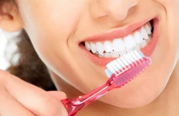 توقيت تنظيف الأسنان صباحًا: توصيات طبية تحسم الجدل بين قبل الإفطار وبعده
