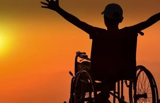 توزيع معينات حركية وسمعية وبصرية على ذوي الإعاقة في معان