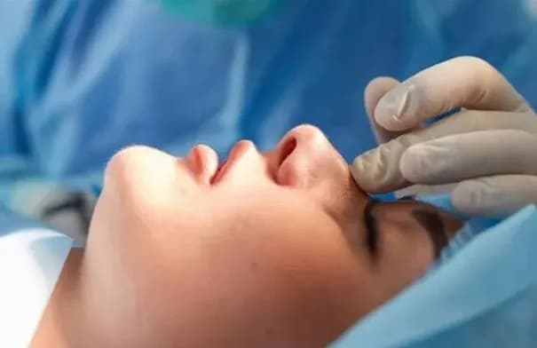 أحلام الشامسي تخضع لجلسة تجميل وتكشف الفارق في فيديو