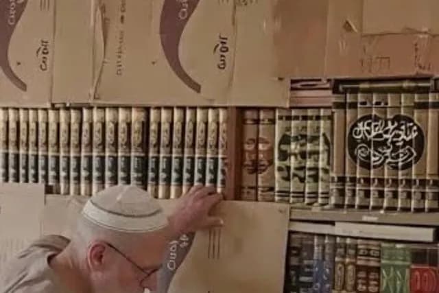 مسن سوري في حمص يهدم جداراً بناه قبل 15 عاماً لاسترداد مكتبة نجله
