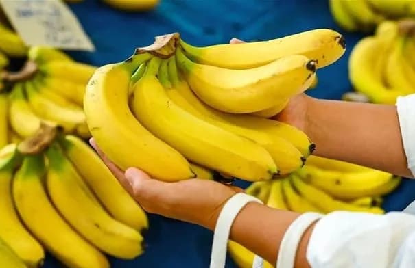 الخوخ أم الموز؟ مقارنة غذائية تحدد الأنسب لضبط سكر الدم