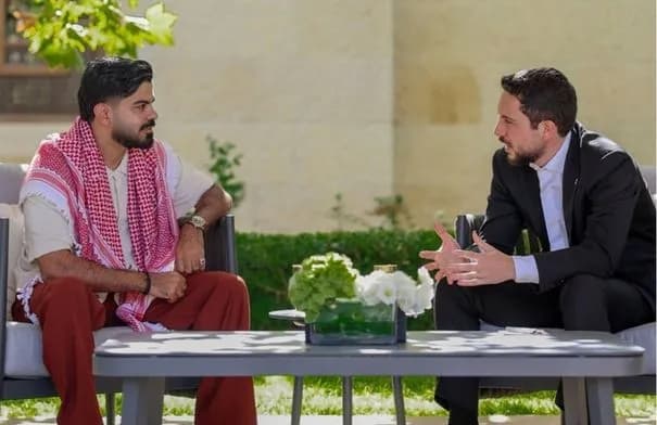 ولي العهد يلتقي الرحالة جو حطاب في إطار جولته السياحية بالأردن