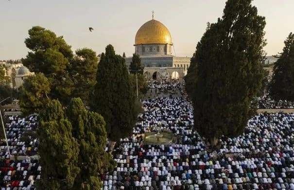 عشرات الآلاف يصلّون الجمعة في الأقصى رغم قيود الاحتلال