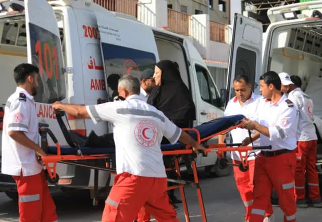 إجلاء 53 مريضًا من غزة عبر معبر رفح بالتنسيق مع الصحة العالمية