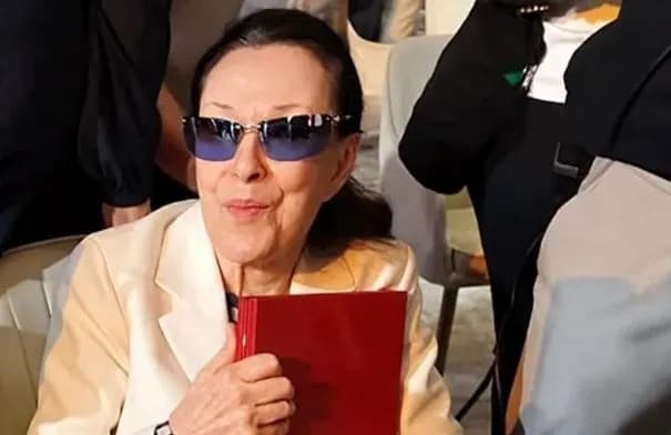 نجاة الصغيرة تنال جائزة شخصية العام الثقافية في أبوظبي