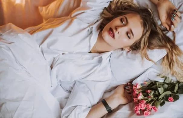 خبراء الجلدية يحذرون من عادة النوم دون إزالة المكياج