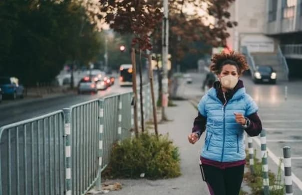 خبراء يحذرون من استنشاق الهواء الملوث أثناء التمرن في الشوارع ويقدمون نصائح