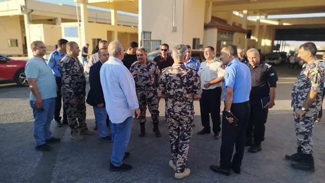 مدير الجمارك يزور جمرك جابر ويوجه بحلول عاجلة لأزمة الشحن
