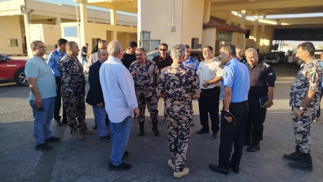 مدير الجمارك يزور جمرك جابر ويوجه بحلول عاجلة لأزمة الشحن