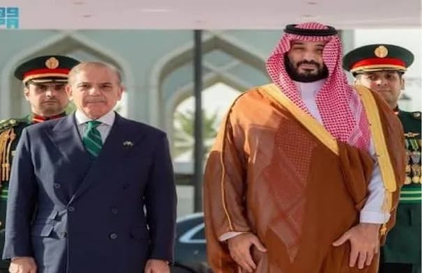 محمد بن سلمان وشهباز شريف يبحثان هاتفيا خفض التصعيد الإقليمي