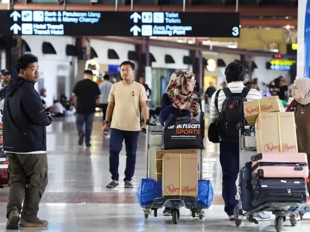 إندونيسيا تواصل إغلاق 7 مطارات جراء رماد بركان أناك كراكاتو