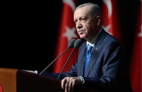 مستشار أردوغان: الرئيس التركي سيترشح لولاية جديدة في انتخابات مبكرة نيسان 2028