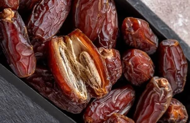 فوائد نواة التمر للشعر: ترطيب أم وهم؟