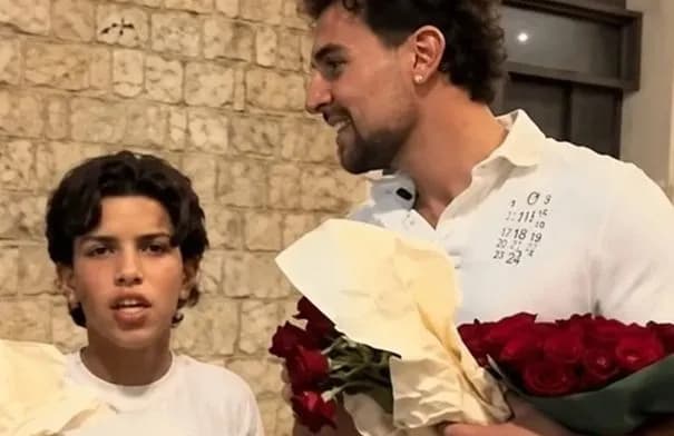 سانت ليفانت يلتقي بائع الورد الصغير ويغني معه في جونية