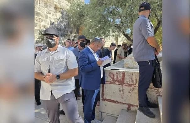 بن غفير يقتحم باحات الأقصى بحماية شرطة الاحتلال ووزارة الأوقاف تدين