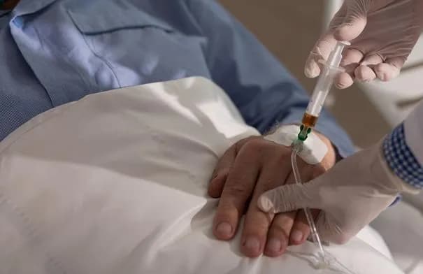 وفاة شاب عراقي بعد مزاح مع زملائه وحقنة ألم في دائرة التحقيق