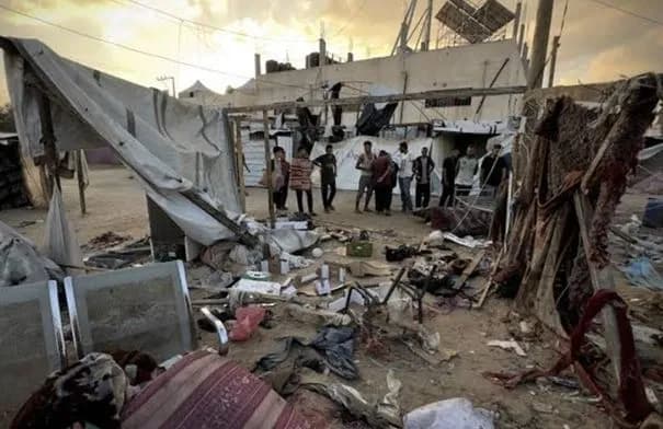 خمسة مصابين بقصف مسيّرة إسرائيلية خيمة نازحين شمال غزة