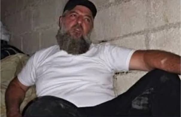 سوري يخرج من مخبئه خلف جدار في منزل جده بعد 13 عاماً من الاختباء