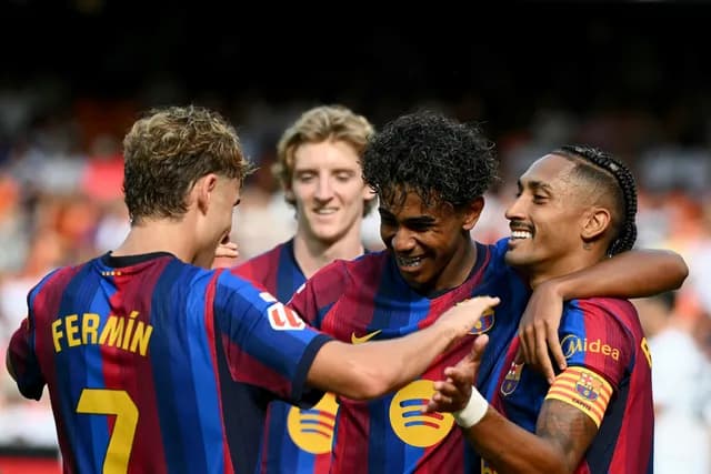 برشلونة يسحق راسينغ سانتاندير 7-2 ويحافظ على صدارة الدوري الإسباني