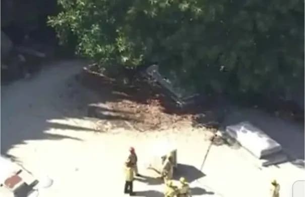 انهيار جزئي لمنحدر في هوليوود هيلز يلحق أضرارًا بمنزل ويجبر السلطات على إخلاء 8 وحدات سكنية