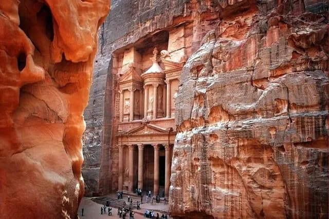 البترا تستقبل أكثر من 318 ألف زائر في ثمانية أشهر وتراجع في أعداد الأجانب