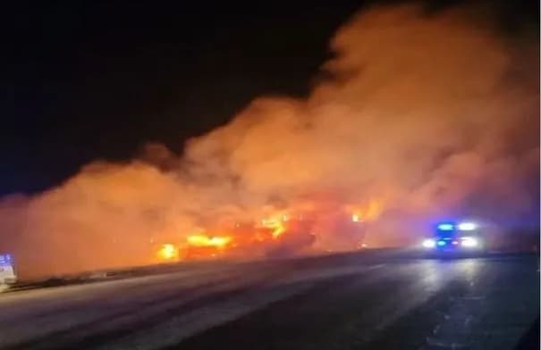 تدهور صهريج محمّل بمواد مشتعلة في وسط النقب القديم