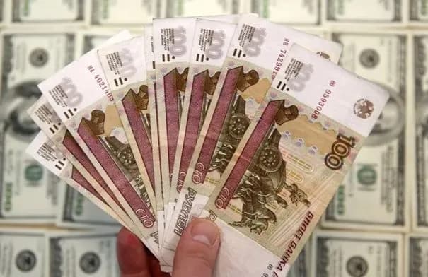 المركزي الروسي يخفض سعر الدولار واليورو مقابل الروبل