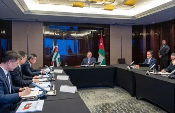 الملك يبحث مع مسؤولين صينيين تجربة تطوير الشركات المملوكة للدولة